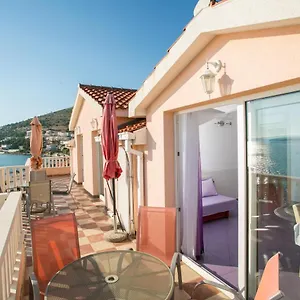 Kaja - Right Next To The Apartman Trogir
